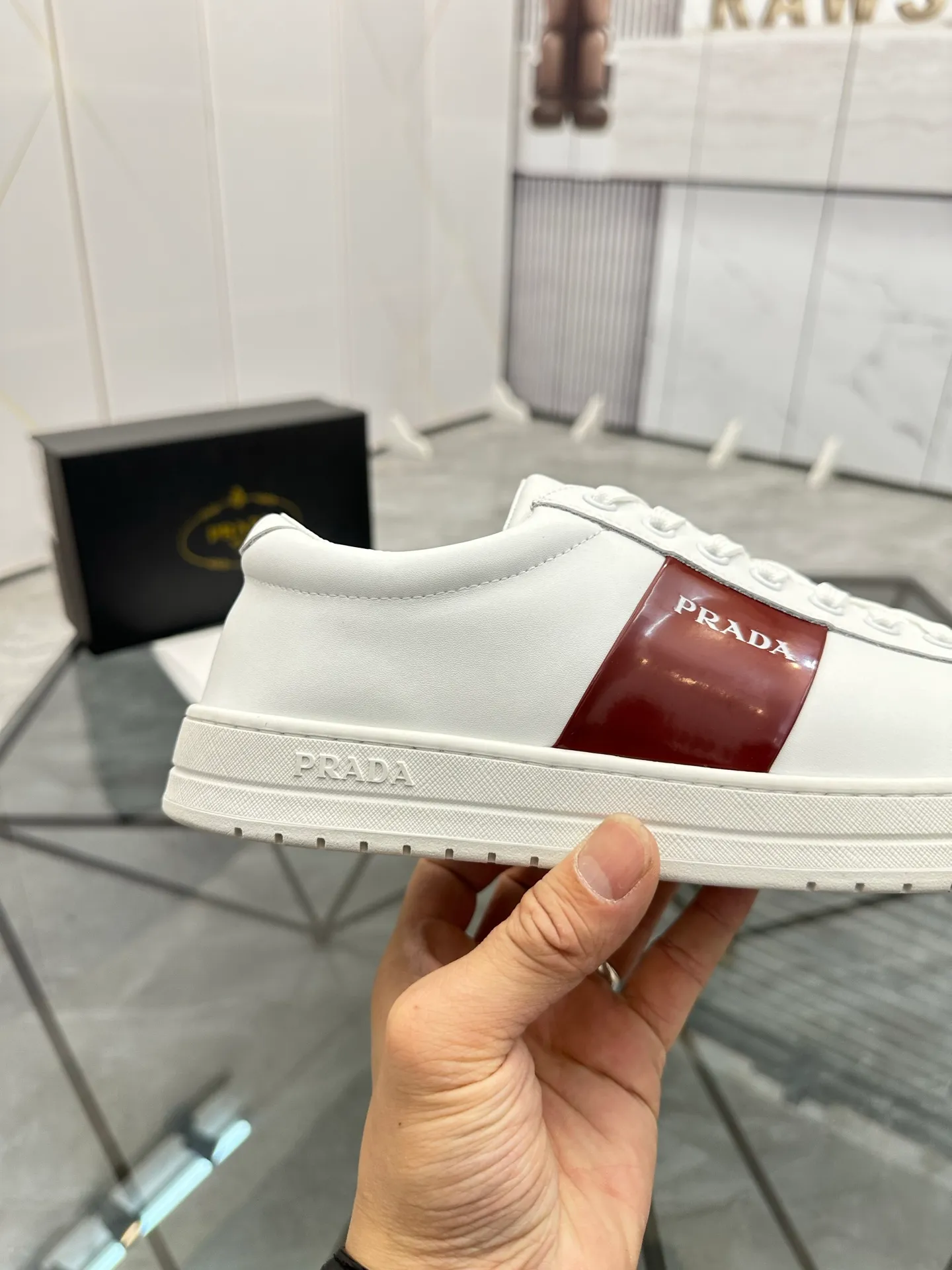 Men's shoes: 💰P400¥ Product trademark: Prada *"Prada*" low-top casual shoes Regular size: 38-44 (can be customized to 45) Product materials: imported cowhide upper, sheepskin lining, original outsole. Number: 020